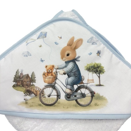 Peškir za bebe 75x75cm Zeka na biciklu dezen plavi – detalj kapuljače sa motivom zeke