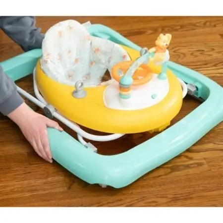 Dubak za prve korake Bright Starts Winnie the Pooh sklopiv do kompaktnih dimenzija