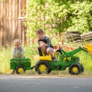 Traktor John Deere utovarivač sa prikolicom