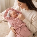 Zeka dunjica za bebe roza - dete u zagrljaju mame