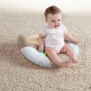 Kids II pozicioner za bebe owl – dete sedi na jastuku