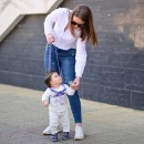 Sigurnosni pojas za bebe Lorelli – roditelj drži dete tokom hodanja