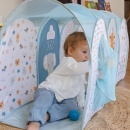 Eurekakids baby tunel za puzanje multikolor – dete se igra u tunelu