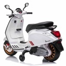 Dečiji motor na akumulator Vespa u beloj boji
