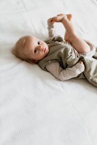 Sac de dormit 2 in 1 Swaddle 2,5 TOG – Roz - Img 4