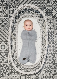 Săculeț Swaddle pentru infășat nou născut din bumbac + căciulița – First Step Gri deschis - Img 2