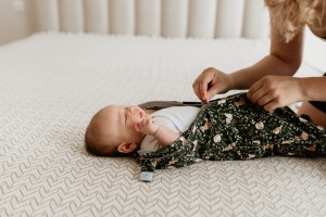 Săculeț Swaddle pentru infașat, din bumbac + căciulița – Second step Forest Green - Img 3