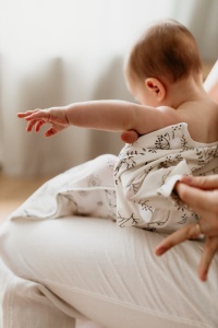 Săculeț de dormit Swaddle + Căciuliță– Almond - Img 6