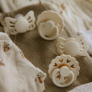 Prima suzetă a bebelușului, set de 4 buc - Floral heart - Cream - Img 2