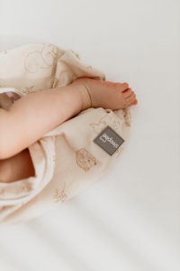 Săculeț de dormit Swaddle + Căciuliță– Almond - Img 3