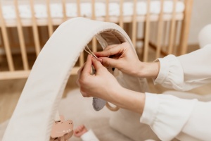 Arcadă activități pentru bebe cu jucării senzoriale – Gri - Img 4