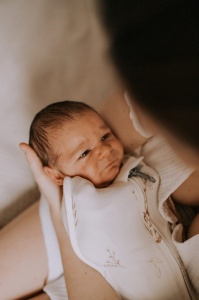 Săculeț Swaddle pentru infășat nou născut din bumbac + căciulița – First Step Almond - Img 6