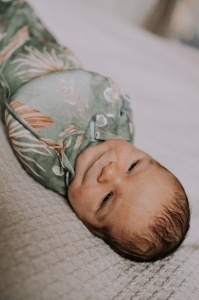 Săculeț Swaddle pentru infășat nou născut din bumbac + căciulița – First Step Sky Blue - Img 5