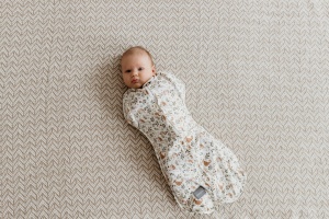 Săculeț Swaddle pentru infășat nou născut din bumbac + căciulița – First Step Forest Ivory - Img 3