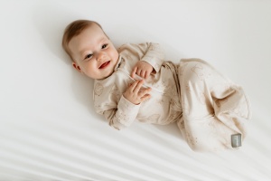 Săculeț de dormit Swaddle + Căciuliță– Almond - Img 2
