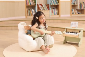Ukulele verde din lemn pentru copii, jucărie muzicală Montessori - Img 4