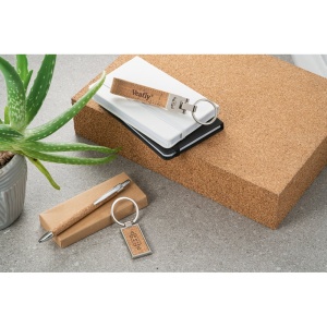 Breloc CORKS din Plută și Metal - Elegant și Sustenabil, cu Cutie Cadou Kraft – fotografie produs 4