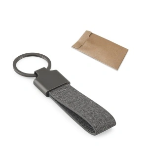 RAVEN. Breloc de formă dreptunghiulară realizat din metal și pet reciclat (30% reciclat)