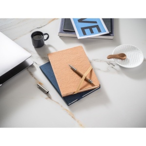 HUXLEY. Blocnotes A5 cu pagini liniate FSC™ de culoare fildeș - materiale promoționale personalizate pentru branding și cadouri corporate