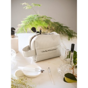 GILI. Geantă de mână din PU (21% PU reciclat și 30% poliester reciclat) - materiale promoționale personalizate pentru branding și cadouri corporate