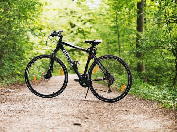 Cum îți transporți lucrurile confortabil când călătorești cu bicicleta