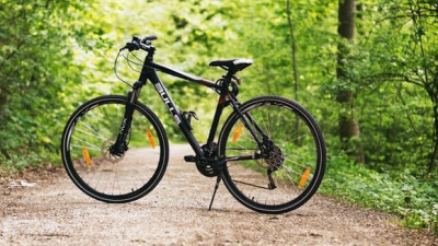 Cum îți transporți lucrurile confortabil când călătorești cu bicicleta