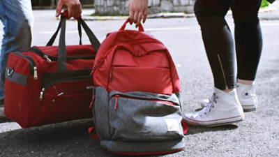 3 accesorii pe care să le incluzi în bagajul de mână, când călătorești cu avionul
