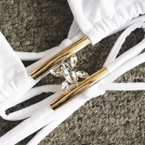 Costum de baie 2 piese cu accesorii metalice aurii la slip si sutien, alb #ZZ2832 - Img 4
