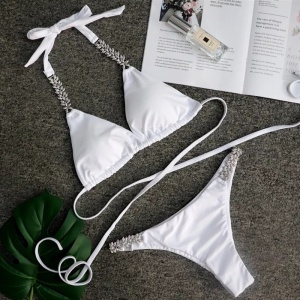 Costum de baie 2 piese cu acesorii metalice si cristale decorative, alb #ZZ2798 - Img 3