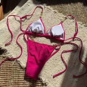 Costum de baie 2 piese cu perle decorative si decupaje la slip, roz fucsia #ZZ2146 - Img 2