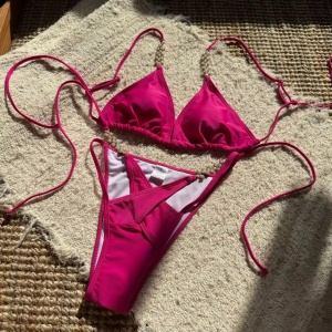 Costum de baie 2 piese cu perle decorative si decupaje la slip, roz fucsia #ZZ2146 - Img 3