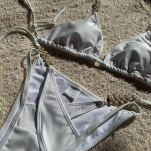 Costum de baie 2 piese cu perle decorative si decupaje la slip, alb #ZZ2144 - Img 9