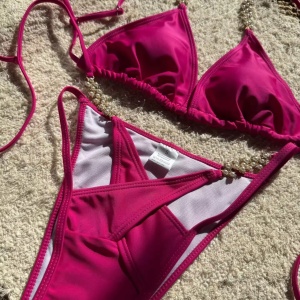 Costum de baie 2 piese cu perle decorative si decupaje la slip, roz fucsia #ZZ2146 - Img 4