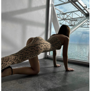 🔥Oferta zilei 🔥Salopeta sexy elastica pe un umar/ picior cu imprimeu leopard, bej/nude ZZ4043 - Img 3