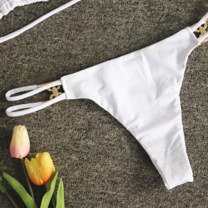 Costum de baie 2 piese cu accesorii metalice aurii la slip si sutien, alb #ZZ2832 - Img 6