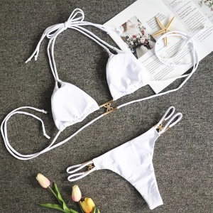 Costum de baie 2 piese cu accesorii metalice aurii la slip si sutien, alb #ZZ2832 - Img 3