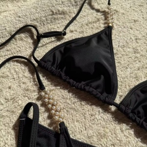 Costum de baie 2 piese cu perle decorative si decupaje la slip, negru #ZZ2145 - Img 3