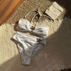 Costum de baie 2 piese cu talie inalta si accesorii metalice aurii, alb #ZZ2095 - Img 4