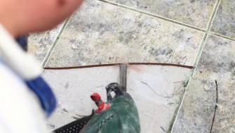Cum pot inlatura placile deteriorate fara sa sparg celelalte placi de langa ?