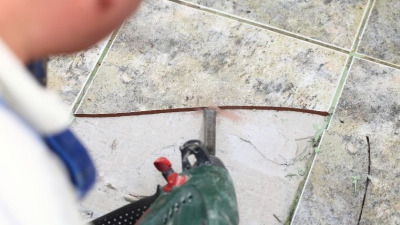 Cum pot inlatura placile deteriorate fara sa sparg celelalte placi de langa ?