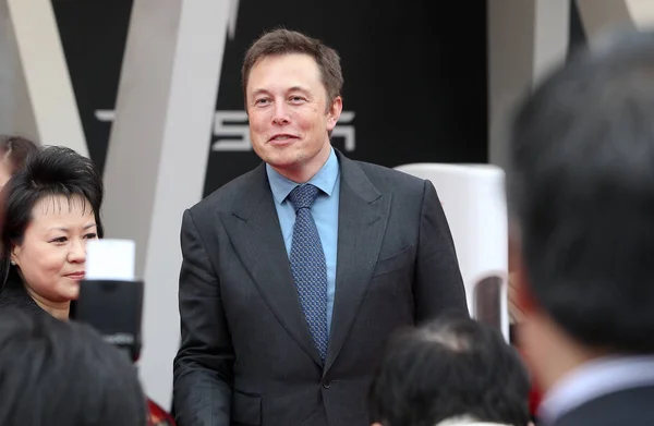 Pantofii lui Elon Musk: Între Stil, Inovație și Excentricitate 👞🚀