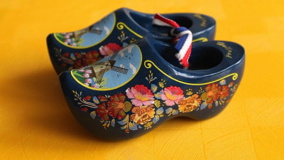Cum să stilizezi saboții din piele naturală pentru femei?