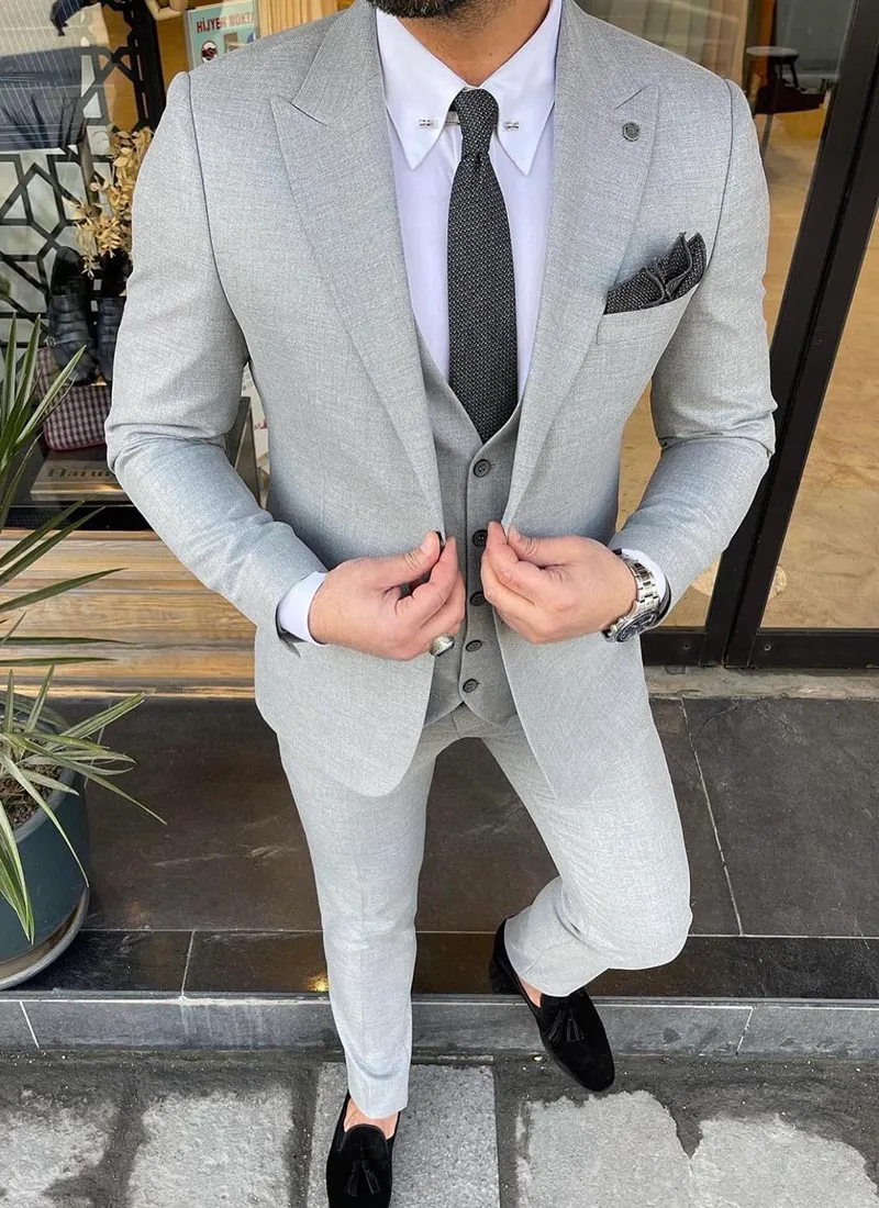 Look elegant cu pantaloni de costum gri