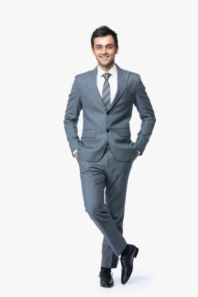 barbat cu costum gri si pantofi negri