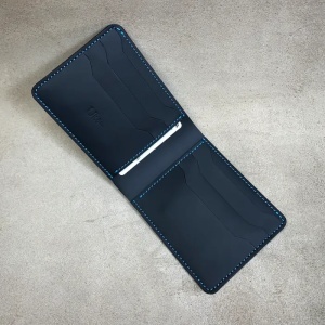 Portofel piele artizanal Sommer BLU negru cu cusături albastru electric pentru bărbați.