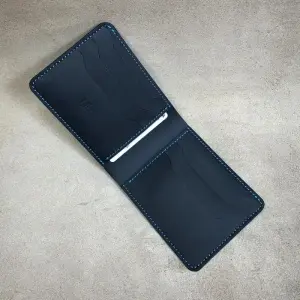 Portofel piele artizanal Sommer BLU negru cu cusături albastru electric pentru bărbați.