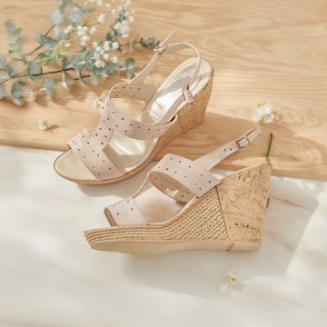 Sandale dama bej lacuit cu platforma de 10,5 cm din piele naturala cod S65BEJLAC