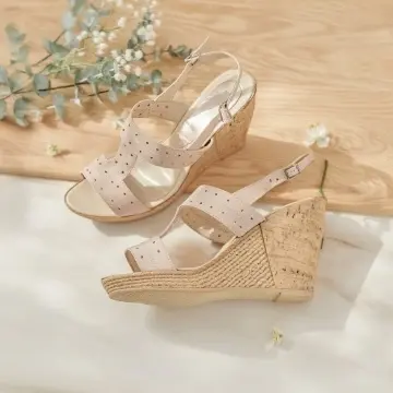 Sandale dama bej lacuit cu platforma de 10,5 cm din piele naturala cod S65BEJLAC