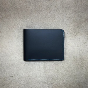 Portofel piele artizanal Sommer BLU negru cu cusături albastru electric pentru bărbați.