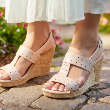 Sandale dama bej lacuit cu platforma de 10,5 cm din piele naturala